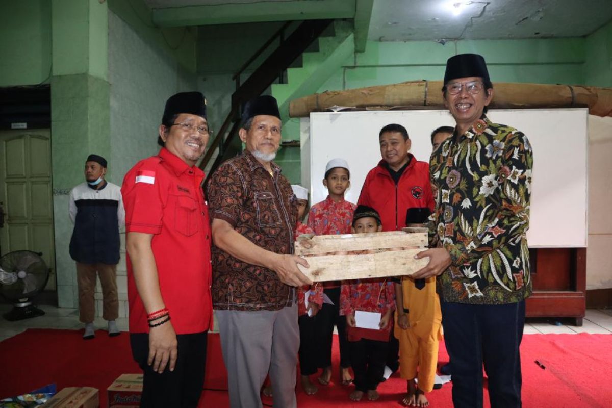 Santuni anak yatim, PDIP Surabaya perkuat gerak kerakyatan