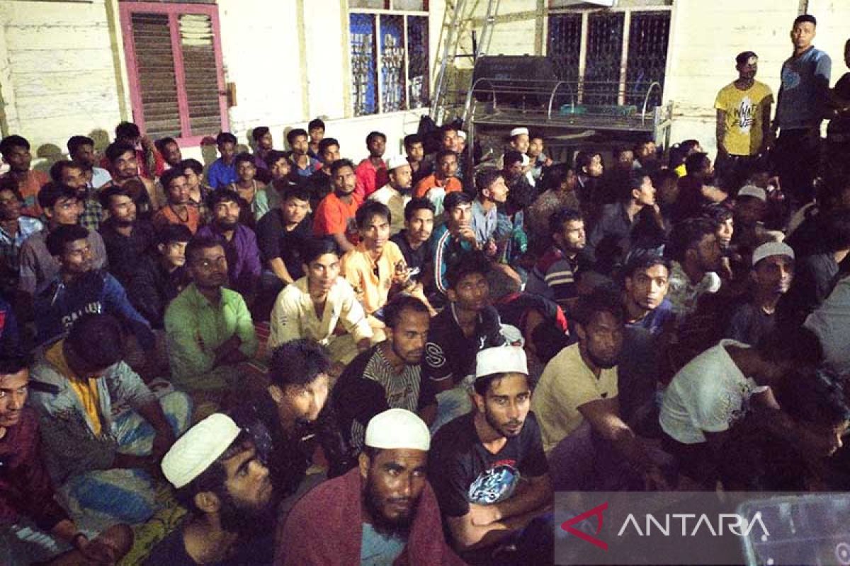 Imigran Rohingya mengaku mau ke Malaysia, dipaksa turun dari kapal di perairan Aceh