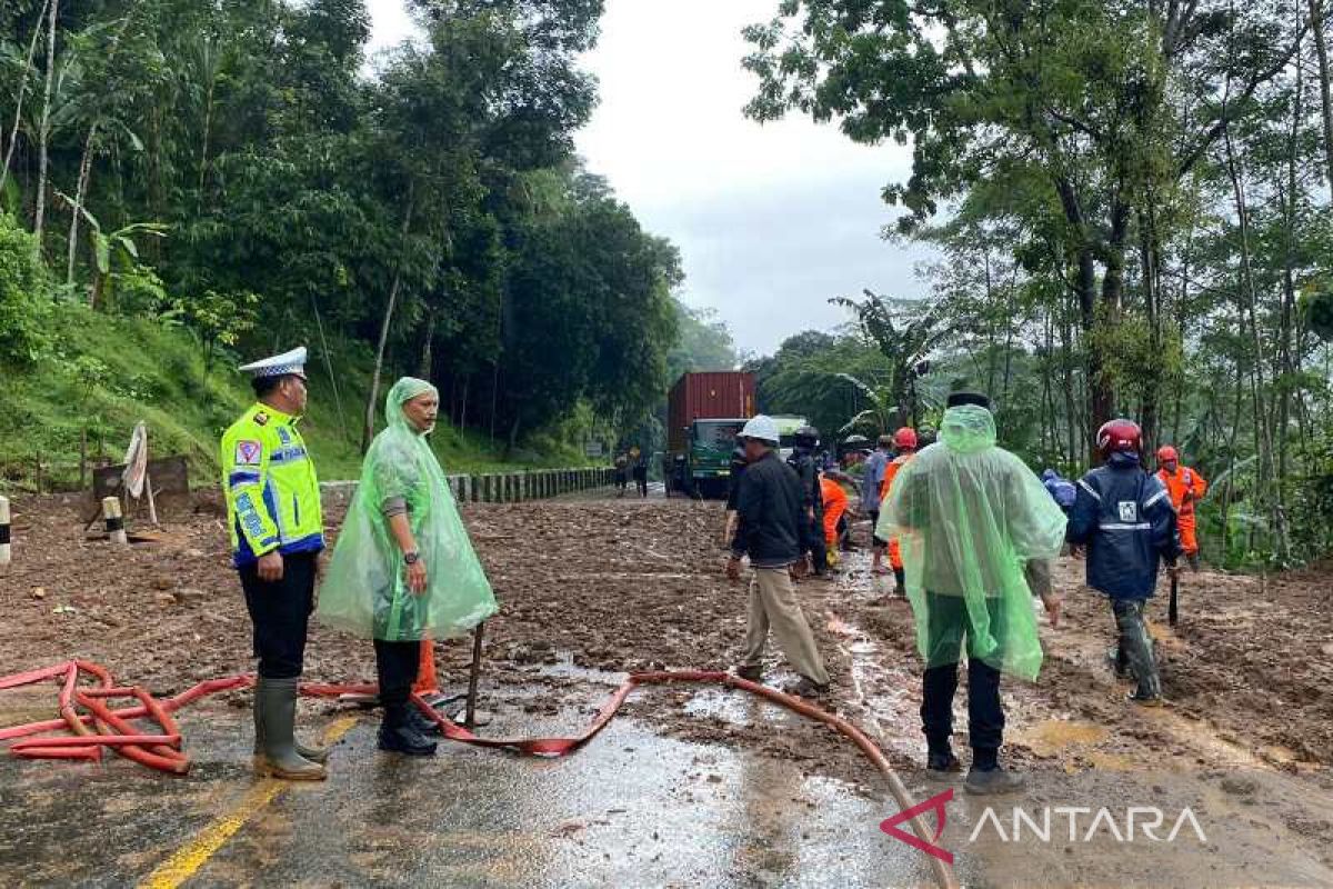 Jalan Yogyakarta-Semarang tertutup longsor di Kabupaten Temanggung