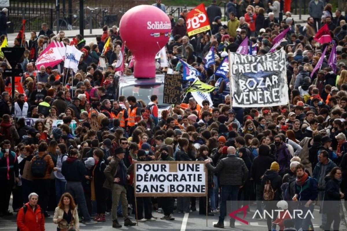 PM Prancis Elisabeth Borne akan bertemu oposisi, serikat pekerja demi redakan protes