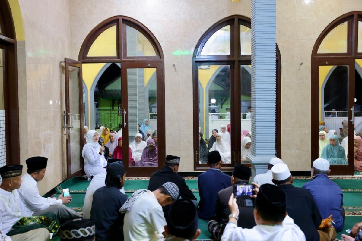 Bupati Banyuwangi paparkan program usai Shalat Tarawih bersama