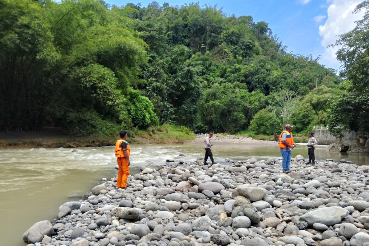 Pencarian lansia terseret banjir di Manggarai dihentikan