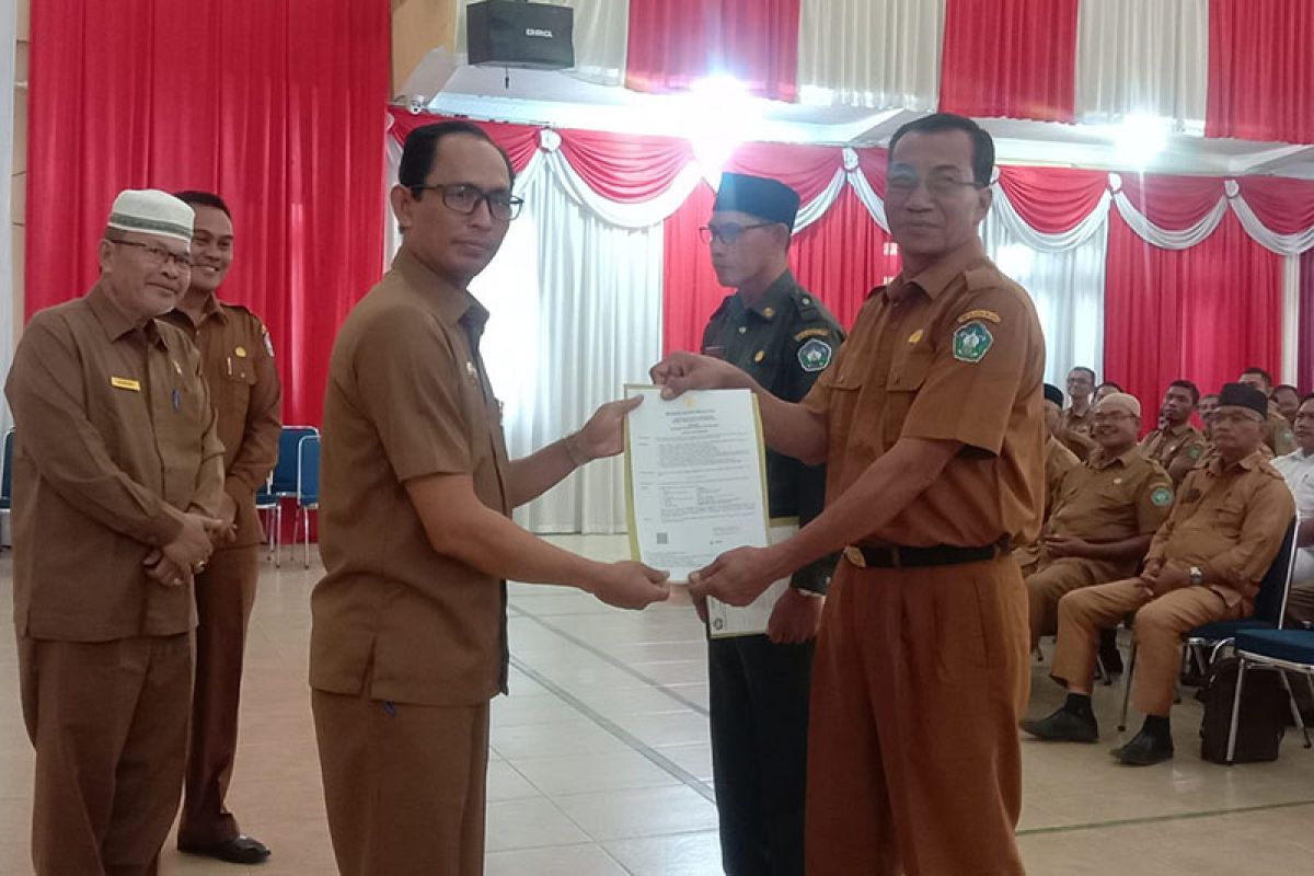 Bupati Aceh Selatan serahkan SK kenaikan pangkat