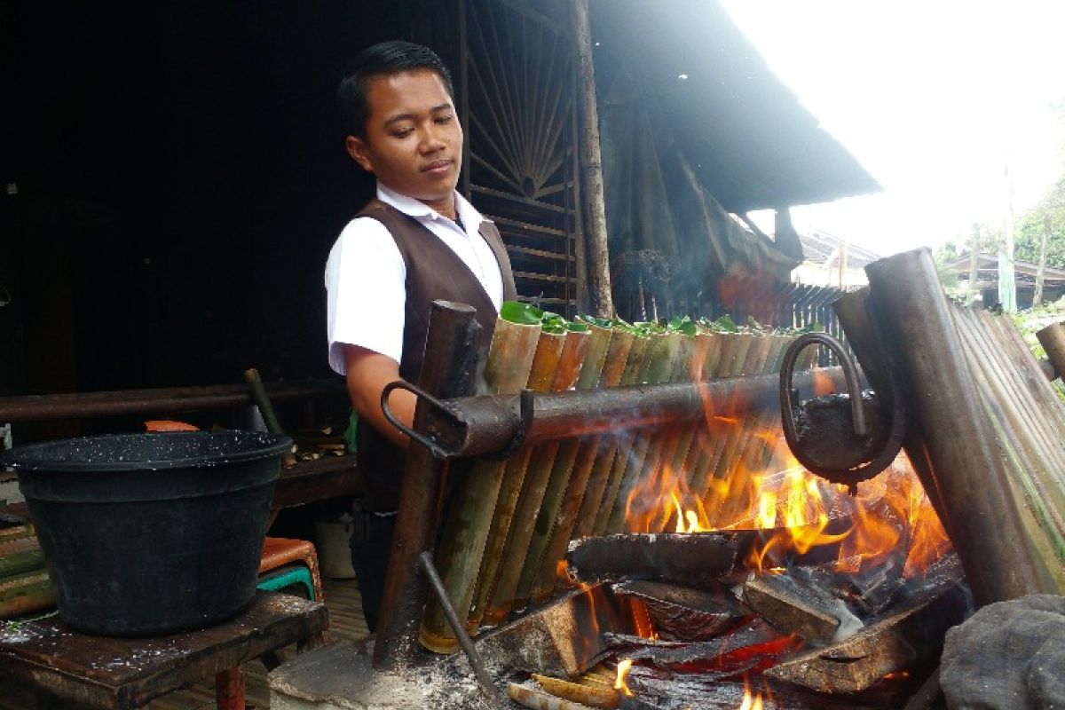 Penjualan lemang bambu srikaya di Medan meningkat selama Ramadhan