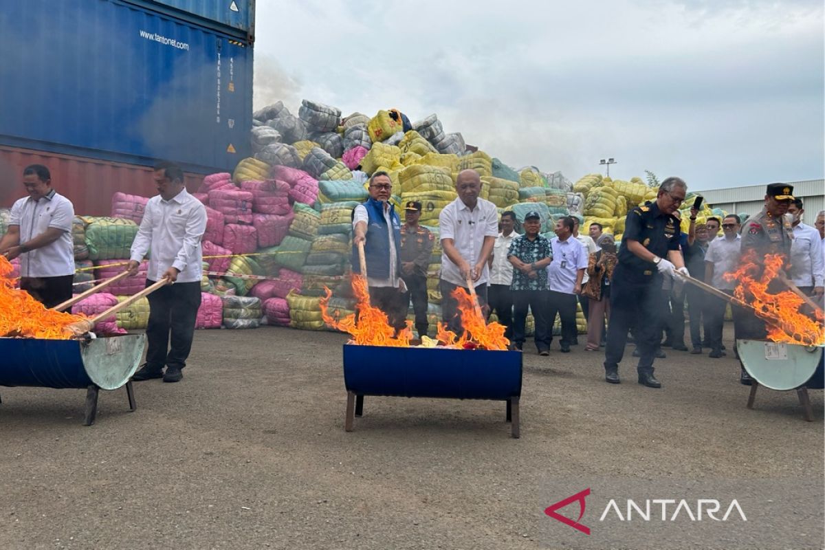 Ministries destroy illegally imported used clothes worth Rp80 bln