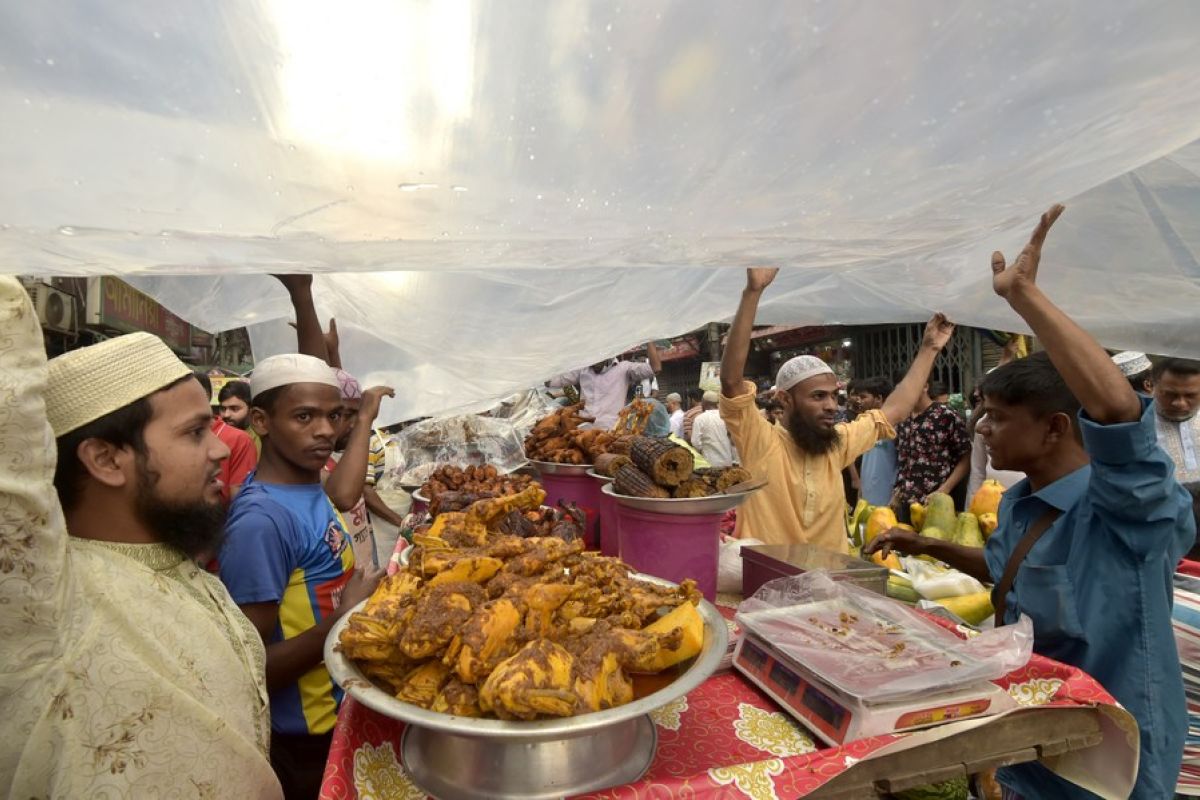 Mengintip hiruk pikuk pasar iftar tradisional di Bangladesh