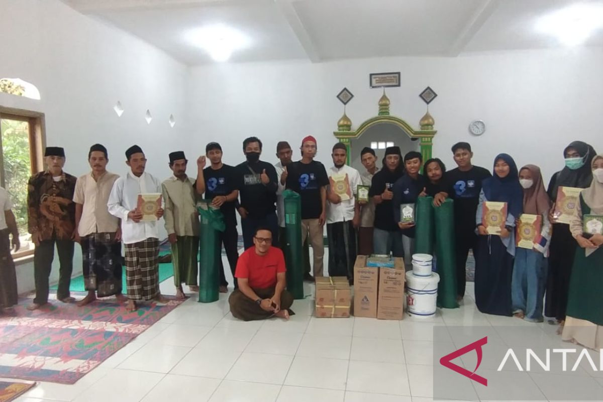 Relawan FBn dan S3 Sumbang Kebutuhan Mushola di Cibaliung Pandeglang