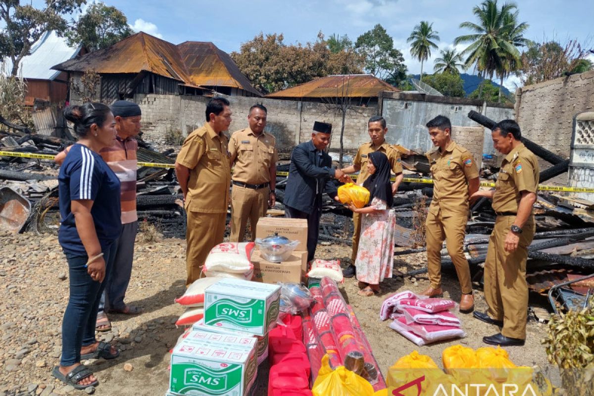 Korban kebakaran di Saribu Rumah Gadang dapat bantuan dari Pemkab Solok Selatan