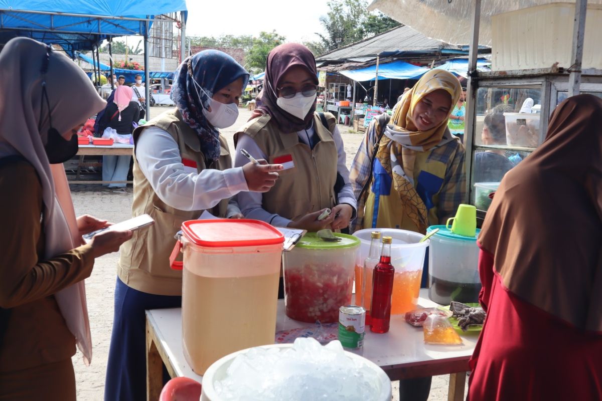 Loka POM Tulangbawang uji sampel jajanan takjil di Tulangbawang Barat