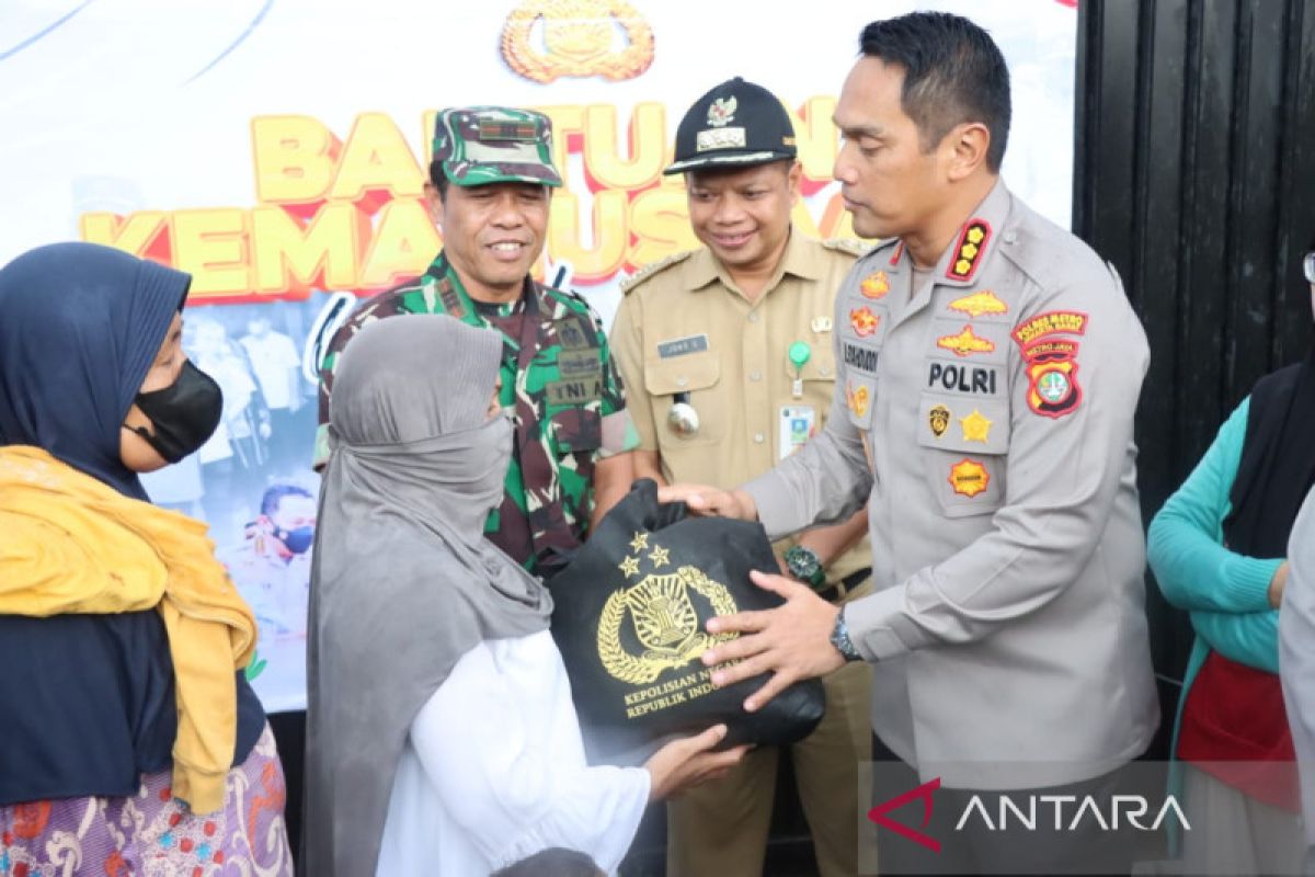 Polres Metro Jakbar salurkan bantuan 1.000 paket sembako untuk warga