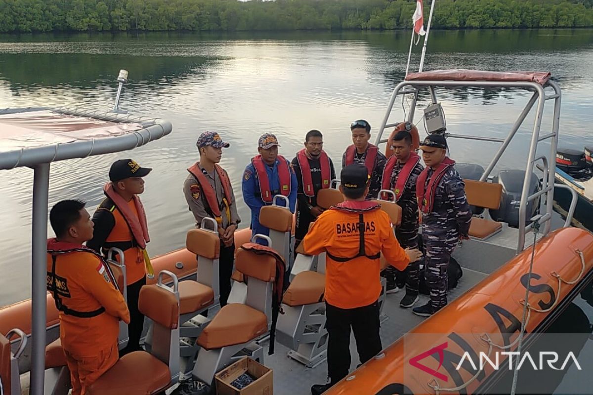 Kapal karam di perairan Mentawai, tim gabungan perluas pencarian korban