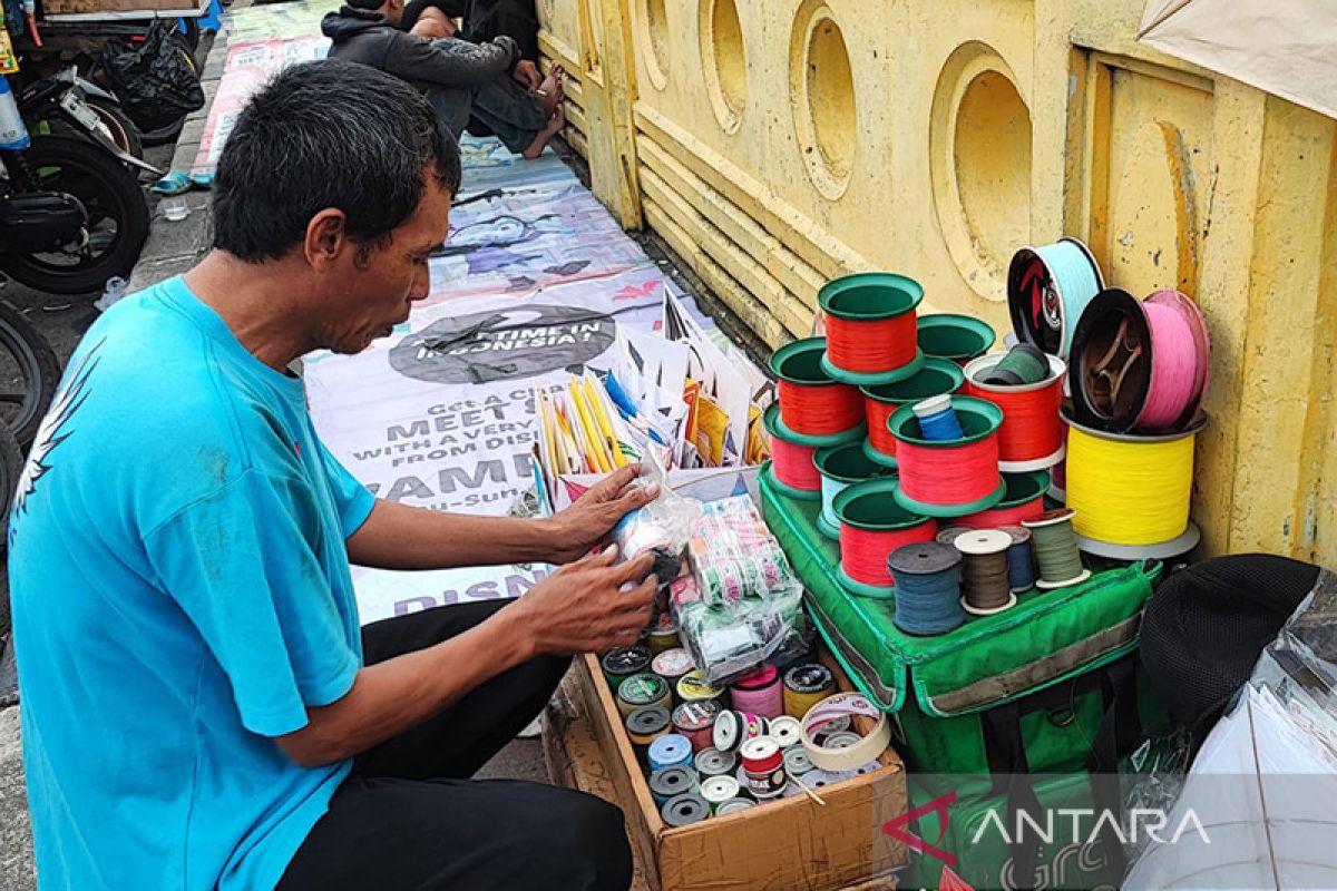 Omzet penjualan layangan di BKT meningkat saat Ramadhan