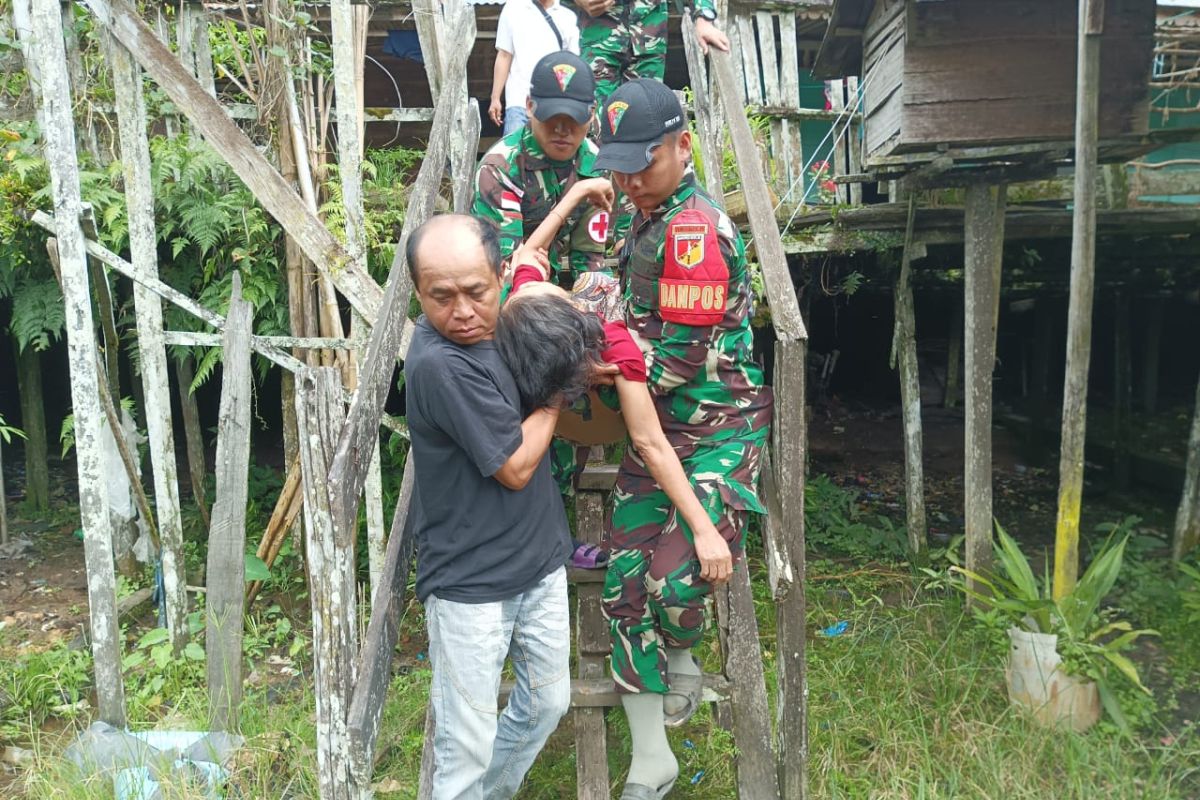 TNI evakuasi warga sakit ke Puskesmas Badau di perbatasan