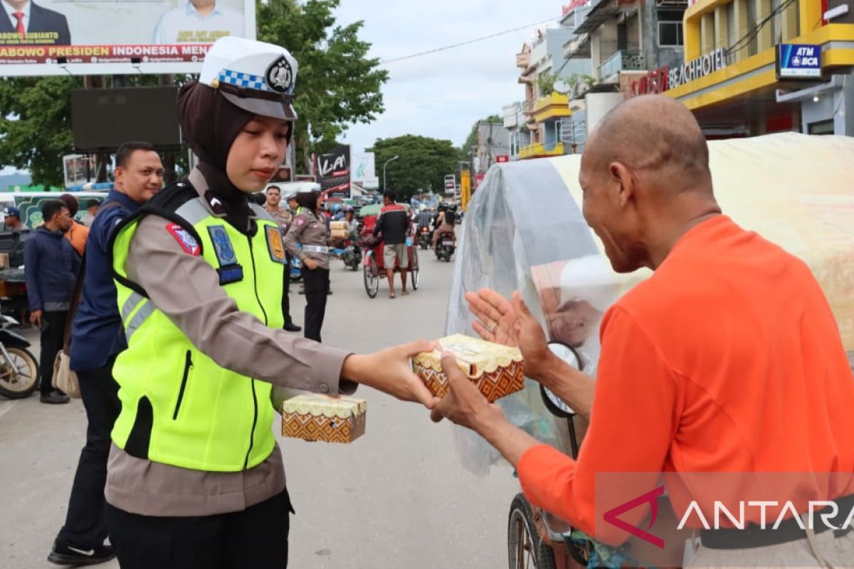 Polres Baubau dan insan pers berbagi takjil di bulan Ramadhan