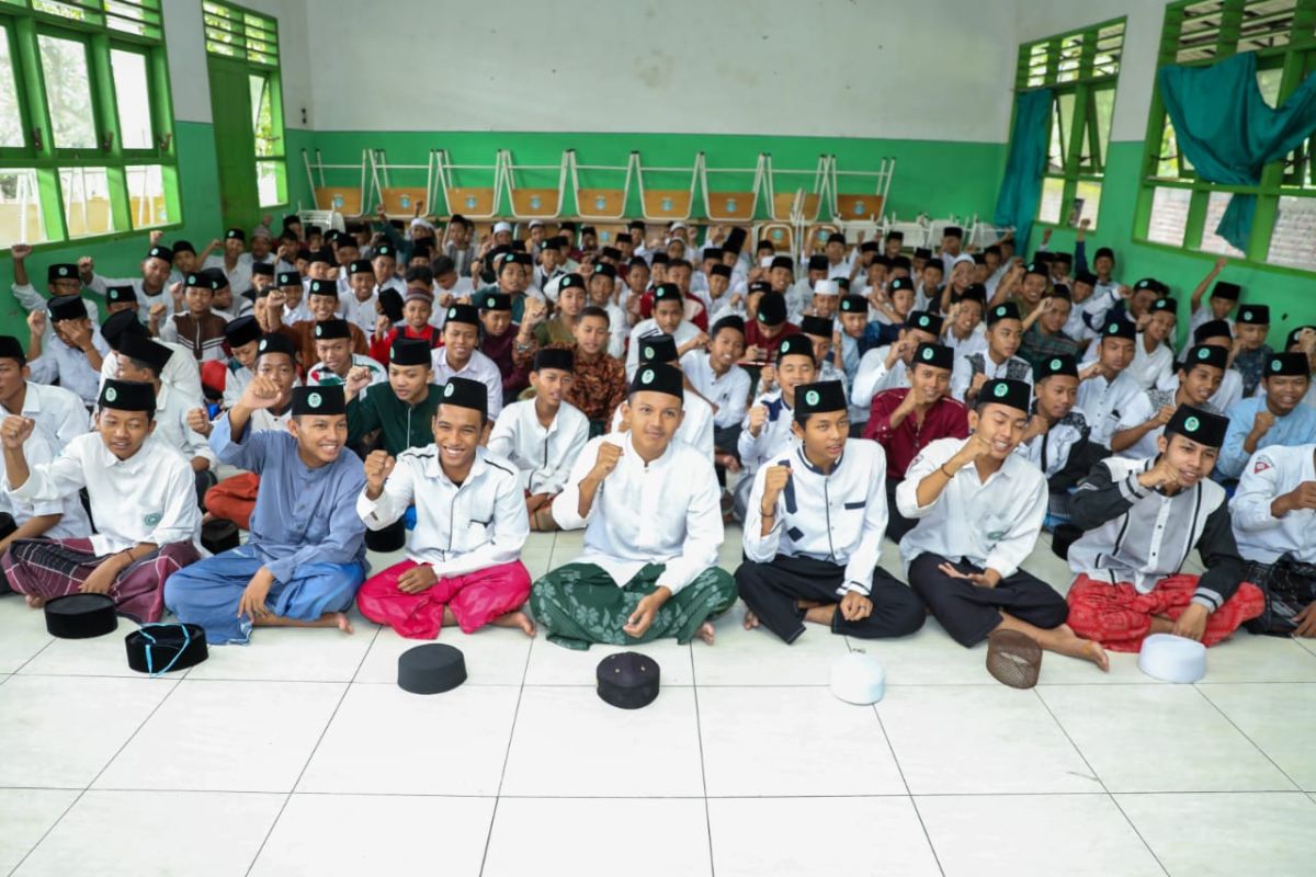 Ramadhan, Kiai Muda Jatim bagikan Al Quran di Ponpes Gresik