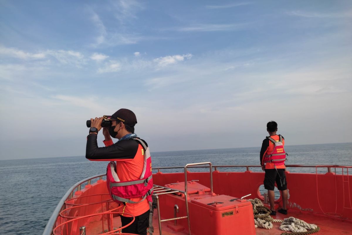 Tim SAR memperluas area pencarian dua korban kapal terbakar di Lombok