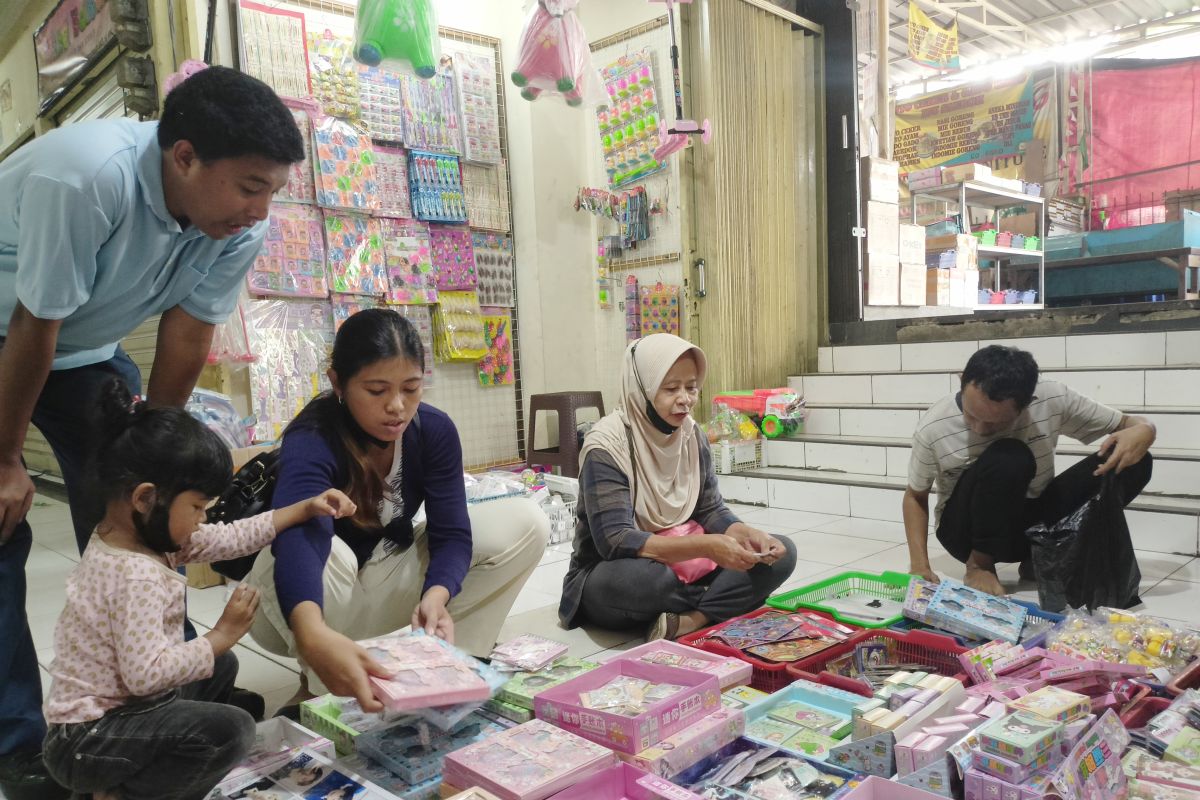 Omzet pedagang mainan Pasar Gembrong Baru naik saat Ramadhan