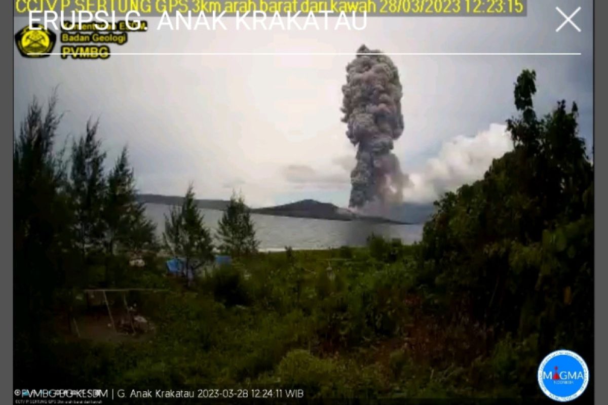 Gunung Anak Krakatau erupsi sebanyak tiga kali