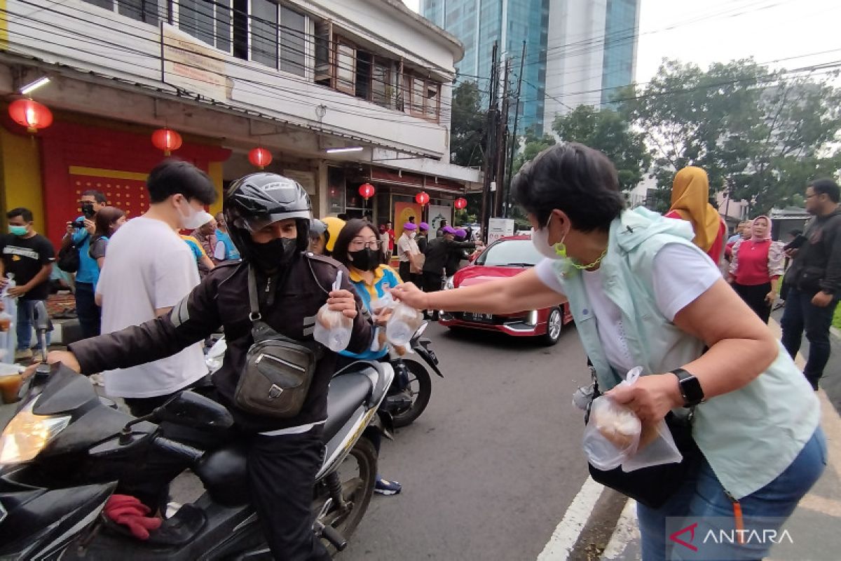 Warga non-Muslim Bandung berbagi takjil ke pengguna jalan raya