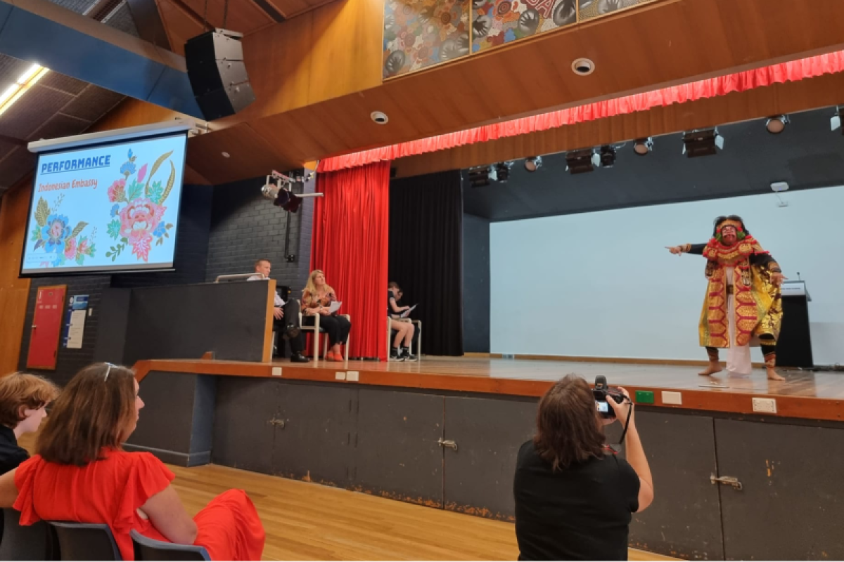Tari Topeng Bujuh pentas di sekolah Australia