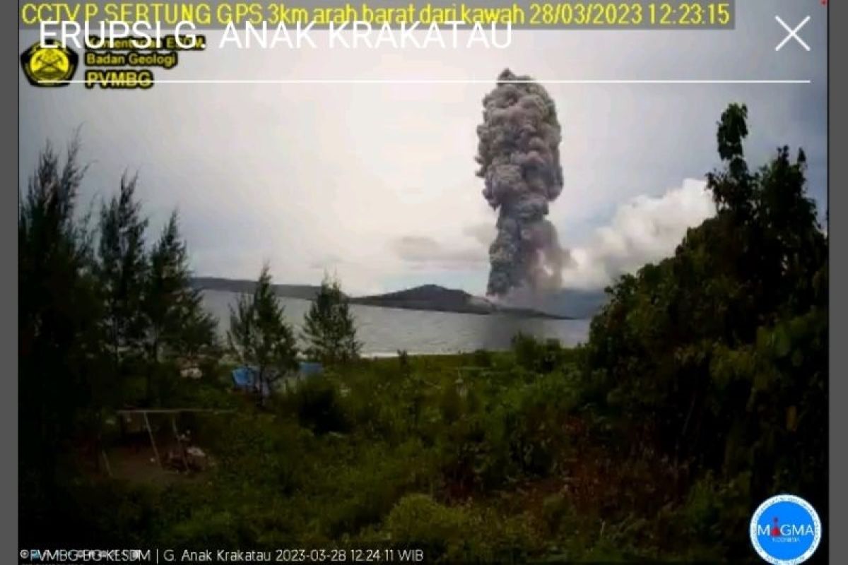 Gunung Anak Krakatau di perairan Selat Sunda kembali erupsi lontarkan abu setinggi 1 kilometer