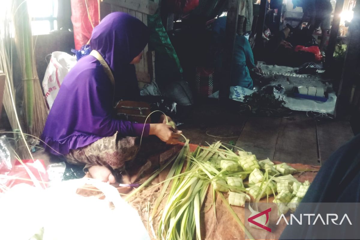 Pedagang anyaman ketupat mulai bermunculan di Ambon