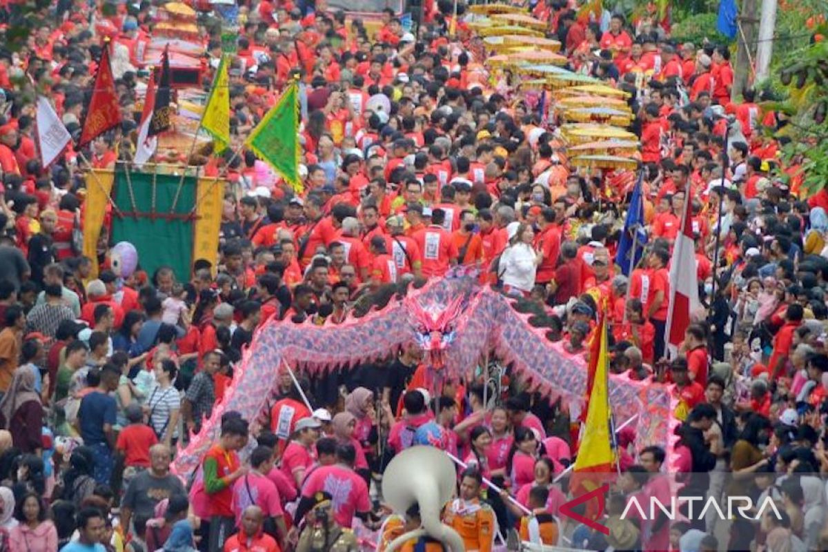 Secuplik cerita warga Tionghoa Padang "dima bumi dipijak di situ langik dijunjuang"