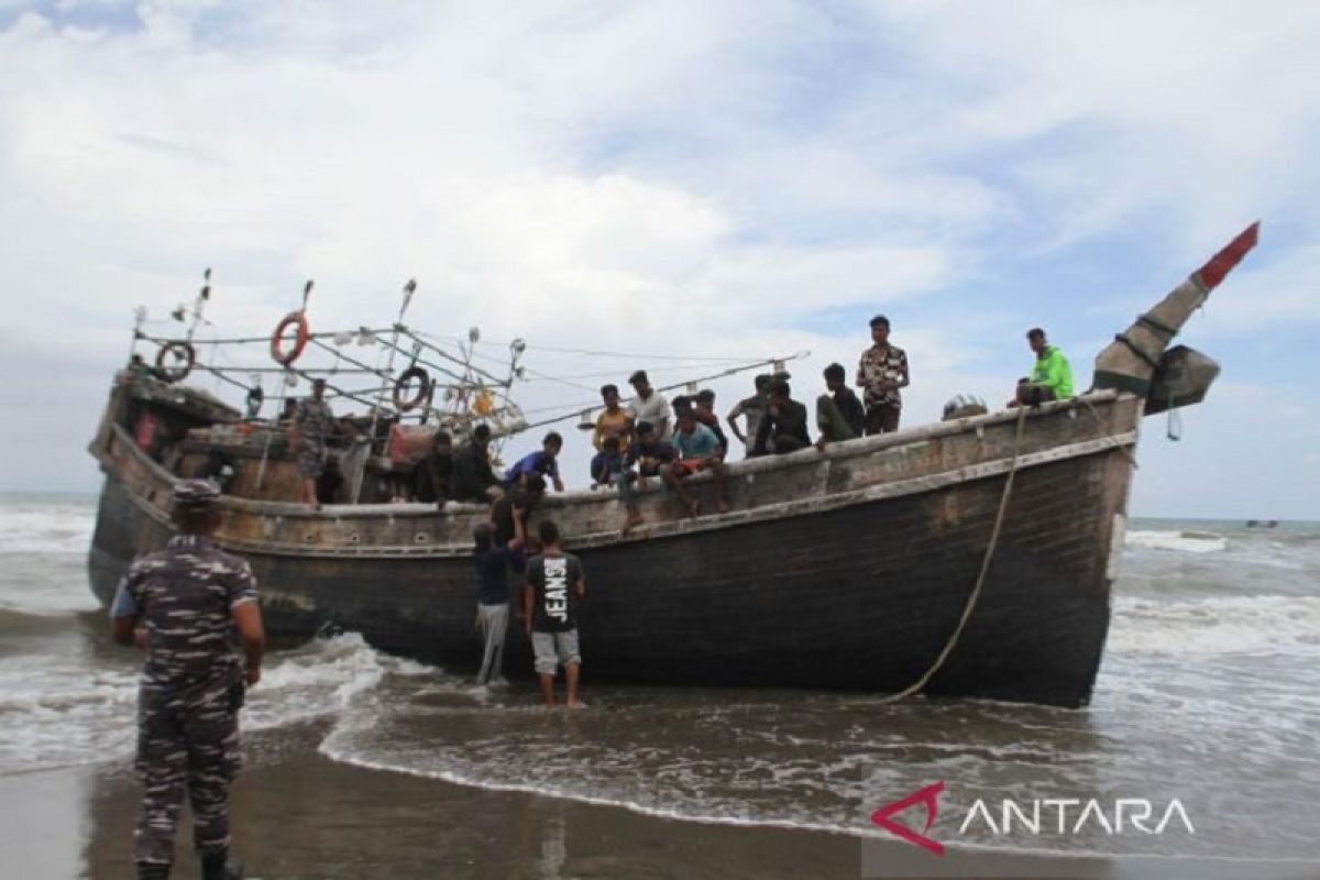 Sebuah kapal pengangkut 184 imigran Rohingya ke Aceh langsung kabur