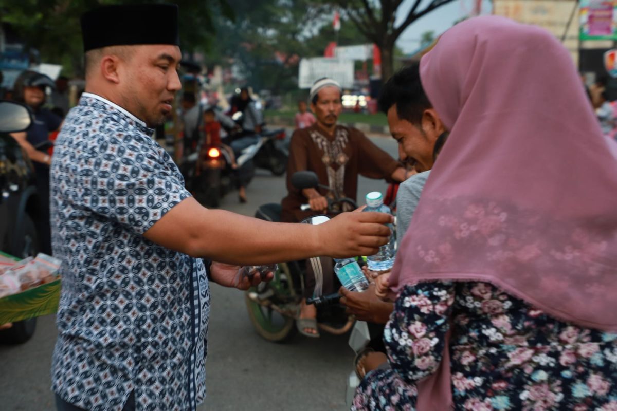 Peduli sesama, Pj Bupati Aceh Besar bagi-bagi takjil