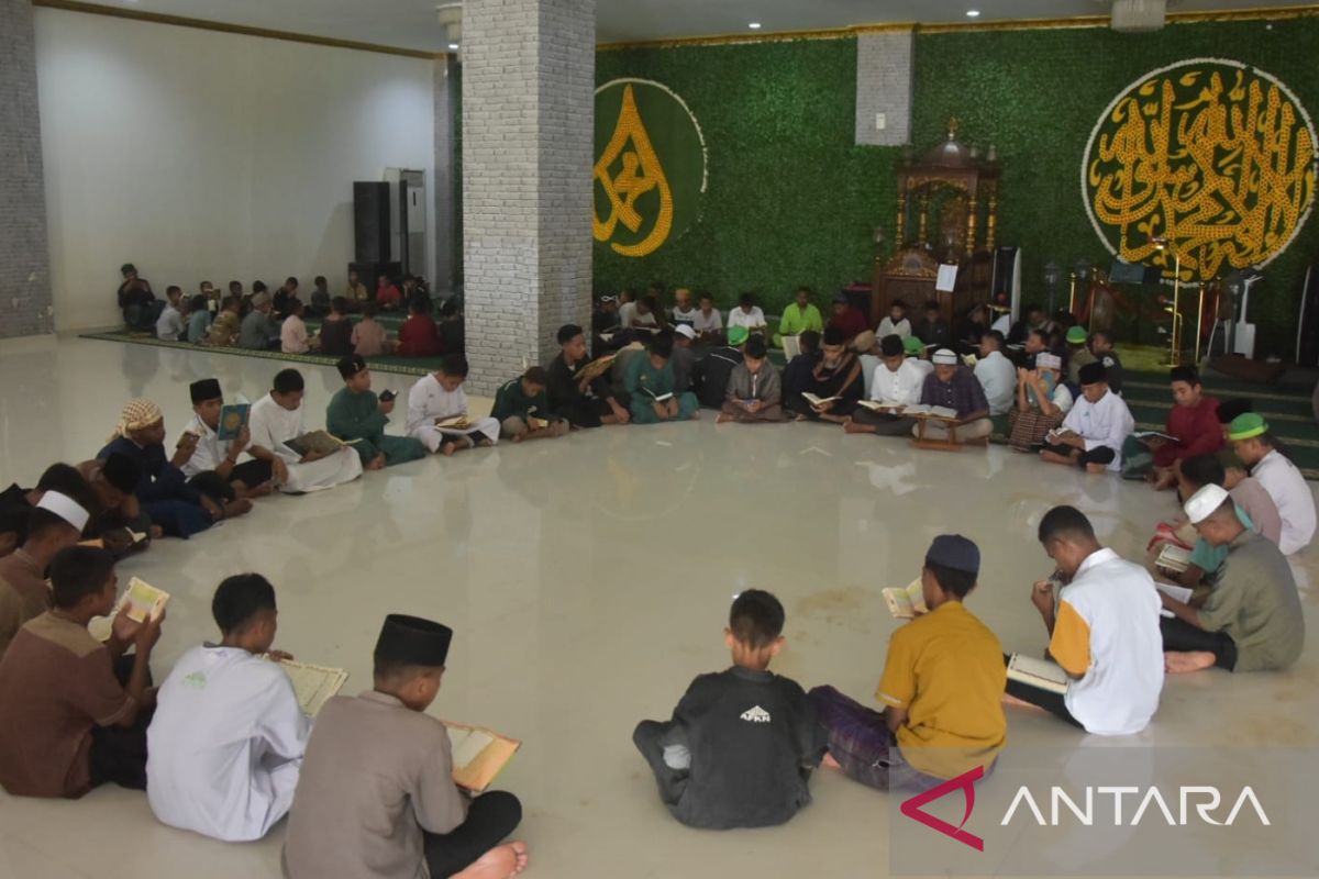 Pesantren Nuu Waar Bekasi targetkan Khatam Quran 5.500 kali