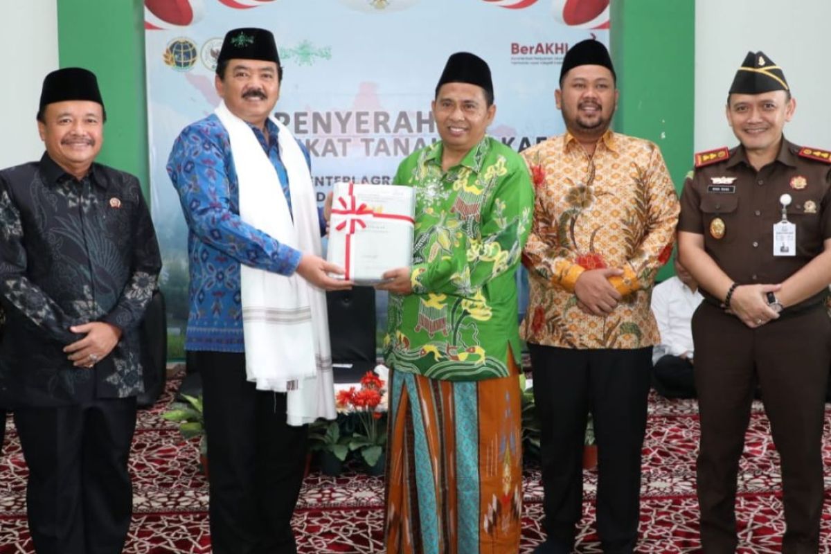 Menteri ATR/BPN serahkan tanah wakaf untuk NU dan Muhammadiyah
