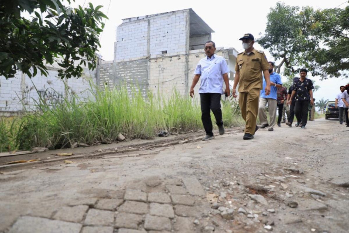 Cak Ji soroti jalan rusak di Surabaya karena truk material bangunan