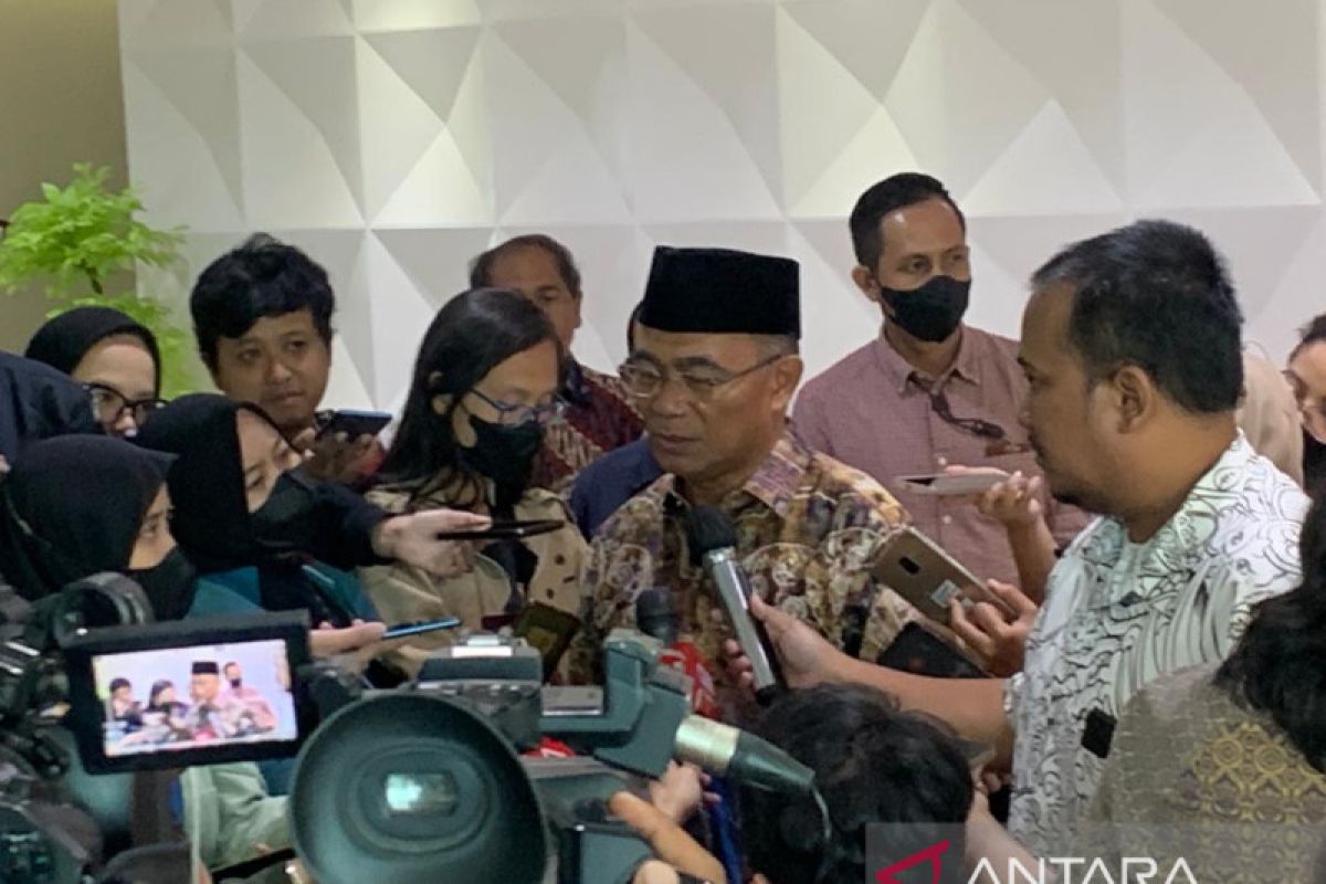 Menko: Masyarakat masih perlu  mengantisipasi penularan COVID-19 menjelang mudik