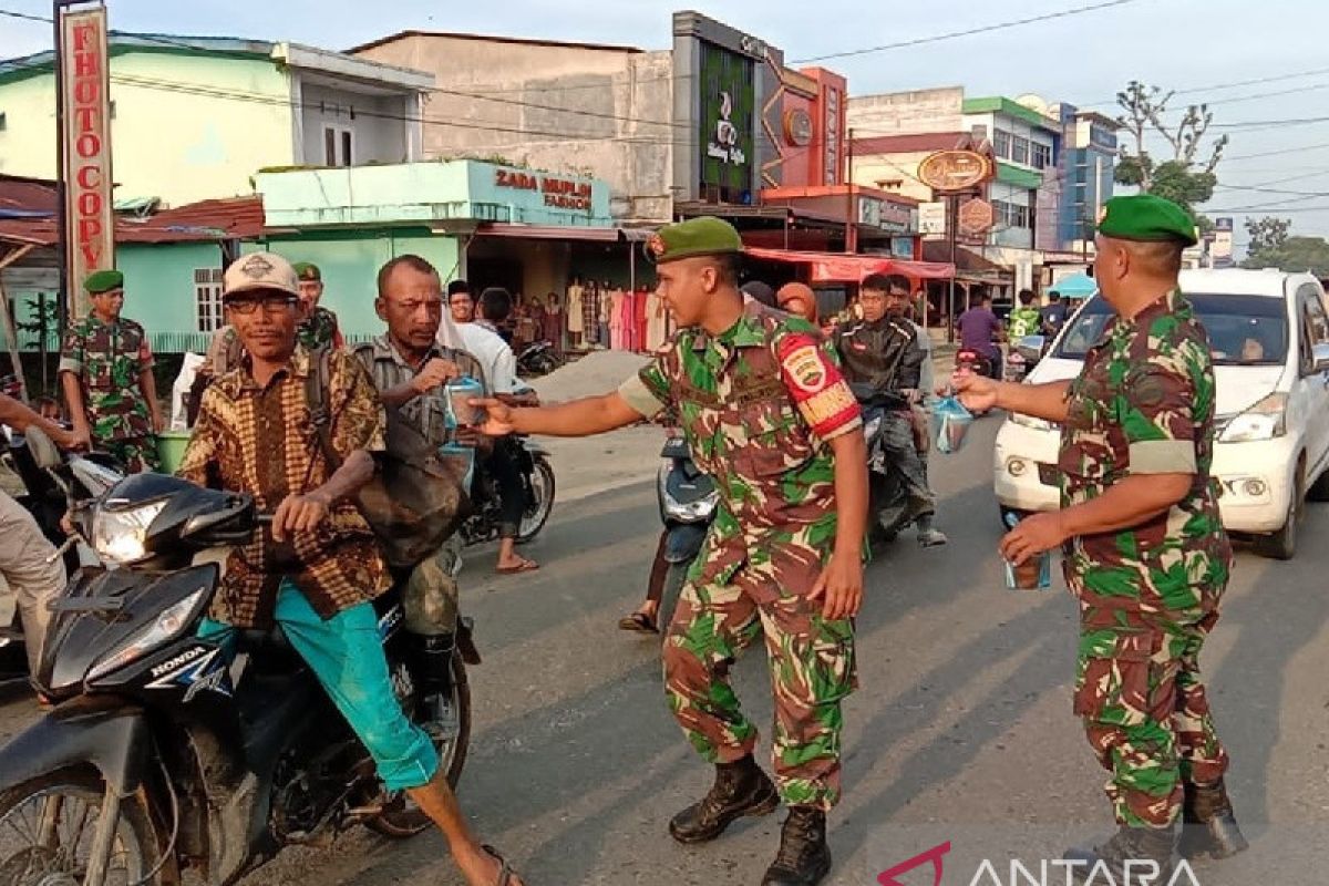 Babinsa Koramil 08 Barumun bagi-bagi takjil kepada masyarakat dan pengguna jalan