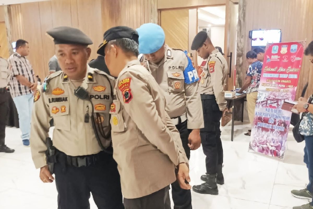 Personel Polres Biak jaga pengamanan pemilihan calon anggota MRP