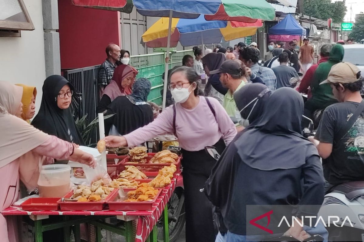 Melihat kepadatan warga di lokasi penjualan takjil di Jakarta Timur