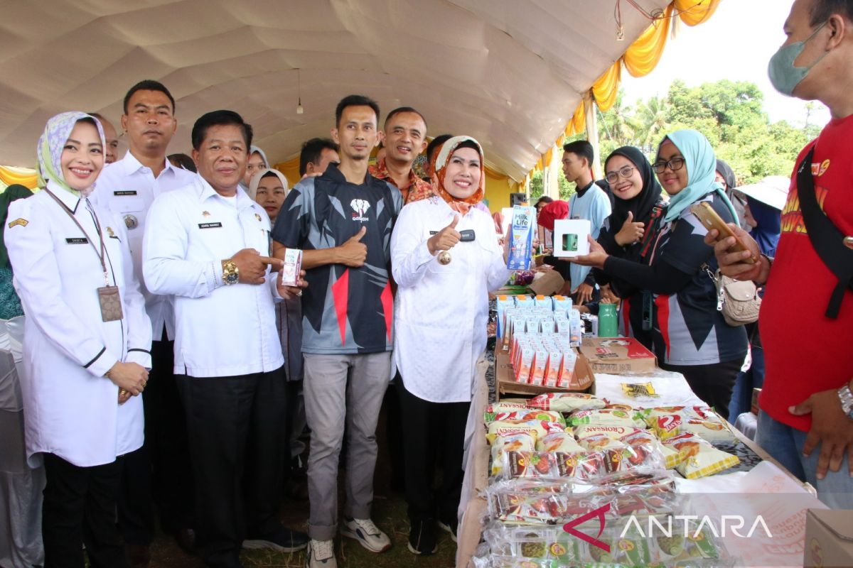 Ratusan Warga Anyer Serbu Bazar Murah Ramadhan