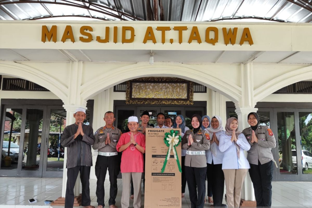 Polresta Bogor Kota bantu kulkas untuk masjid sediakan makanan buka puasa