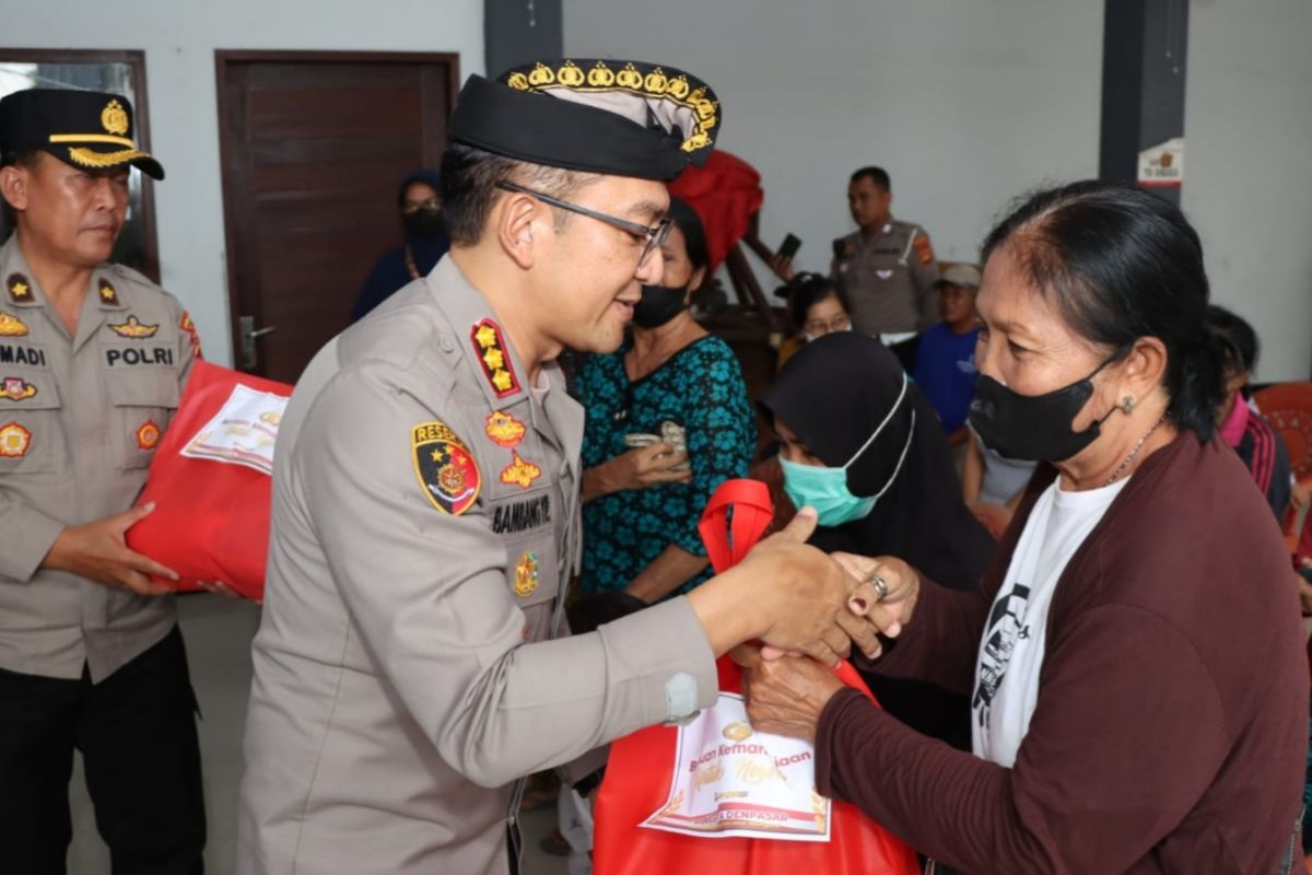 Polresta Denpasar dan Polsek jajaran bantu sembako ke masyarakat