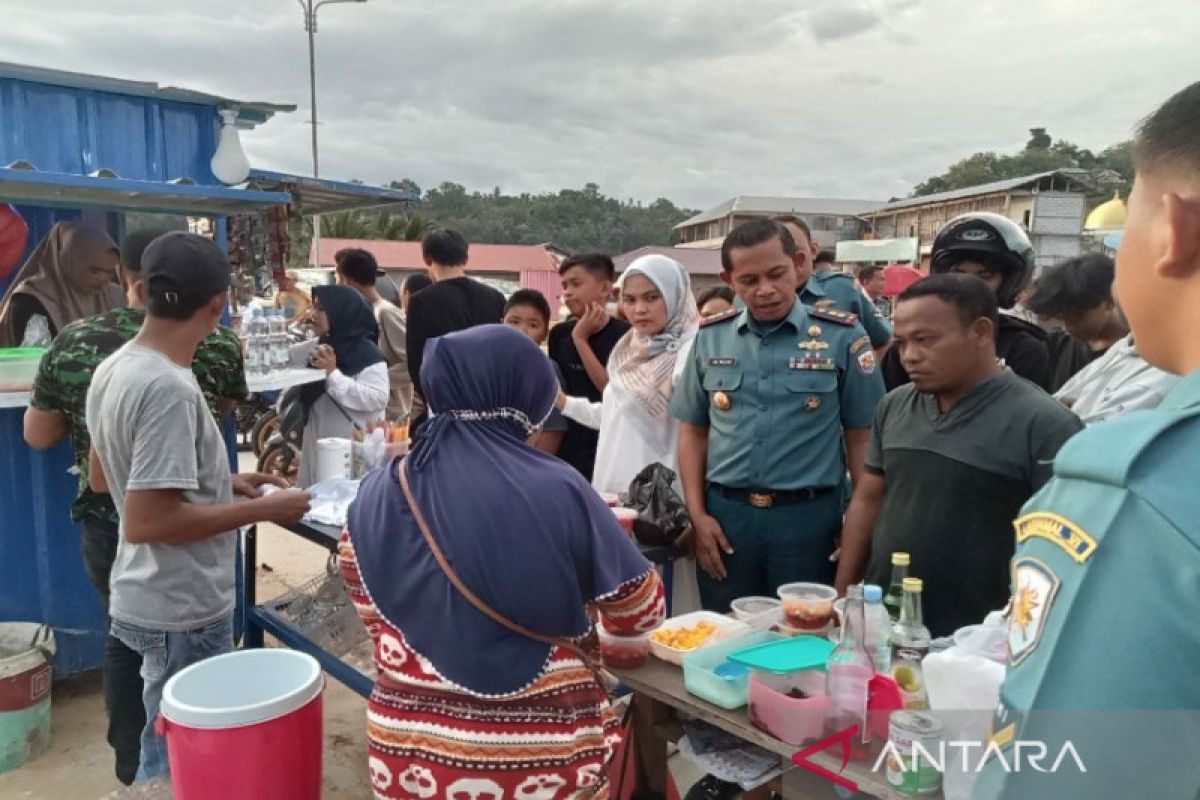 TNI AL Kendari memborong takjil puluhan UMKM lalu dibagi ke masyarakat