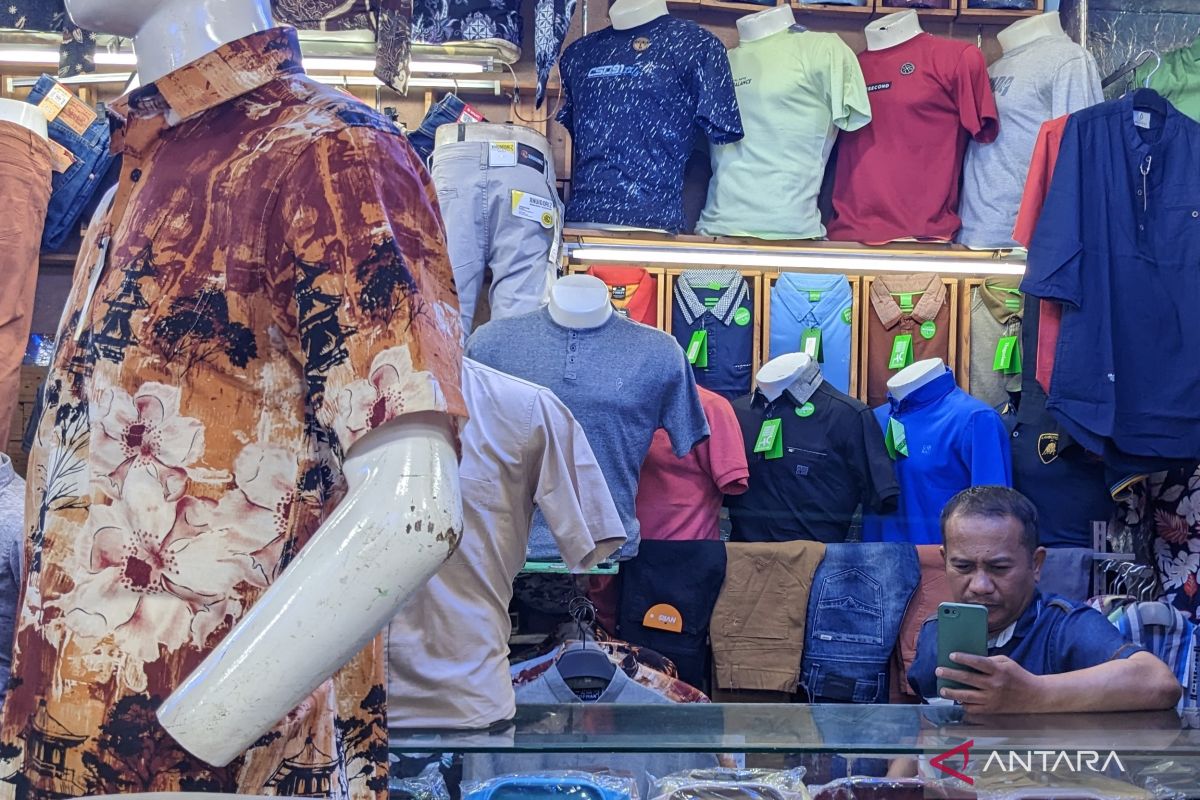 Omzet pedagang pakaian di Medan turun pekan pertama Ramadhan