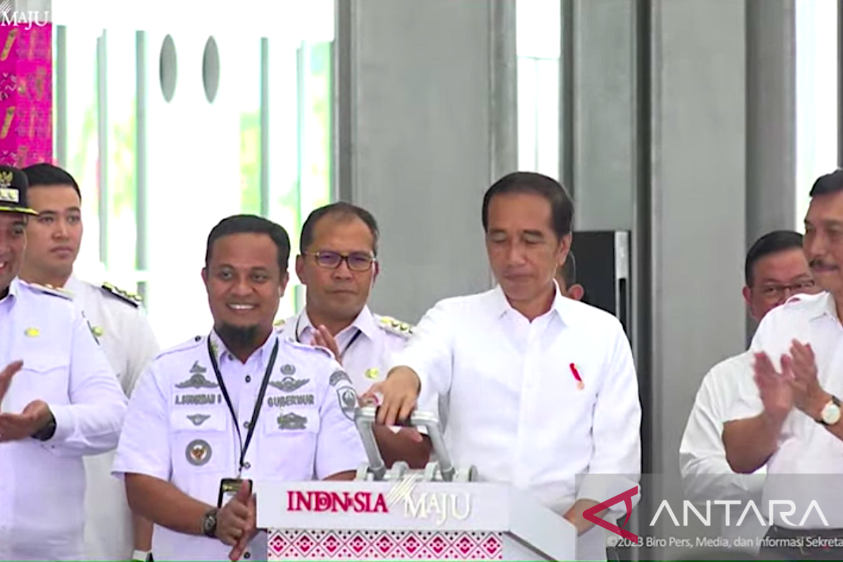 Jokowi inaugurates railway on Maros-Barru route in South Sulawesi