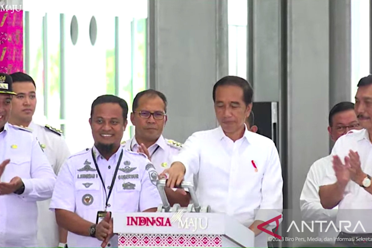 Govt to build railway line connecting Makassar, Manado: Widodo