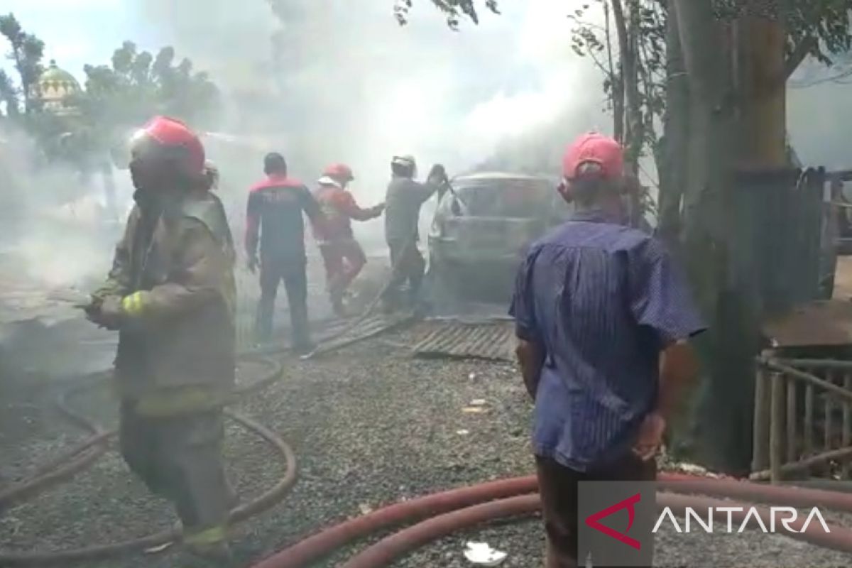 Lapak limbah plastik dan dua mobil di Kabupaten Tangerang hangus terbakar