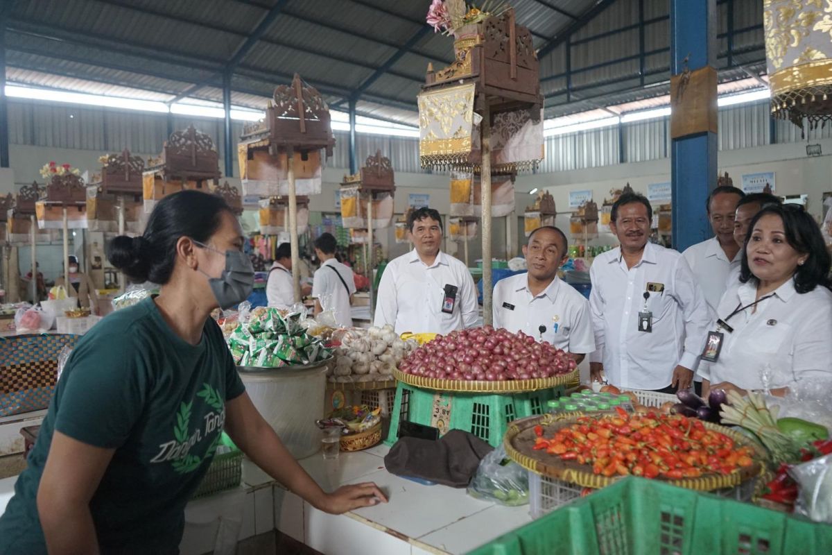 Pemkot Denpasar cek bahan pokok di pasar tradisional saat Ramadhan