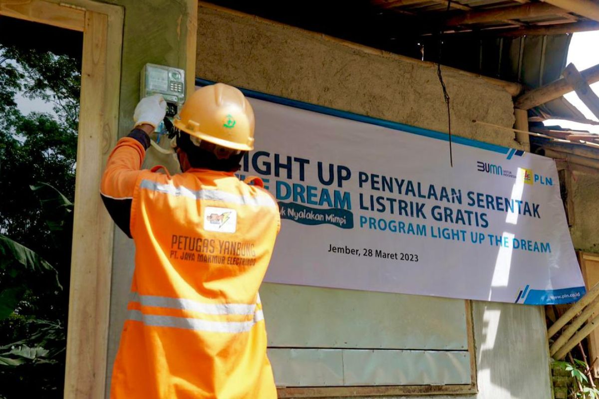 PLN salurkan program bantuan kepedulian Light Up the Dream