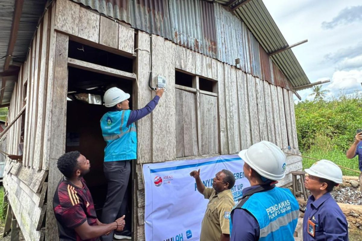 3.024 warga dapat bantuan pasang listrik dari donasi pegawai PLN