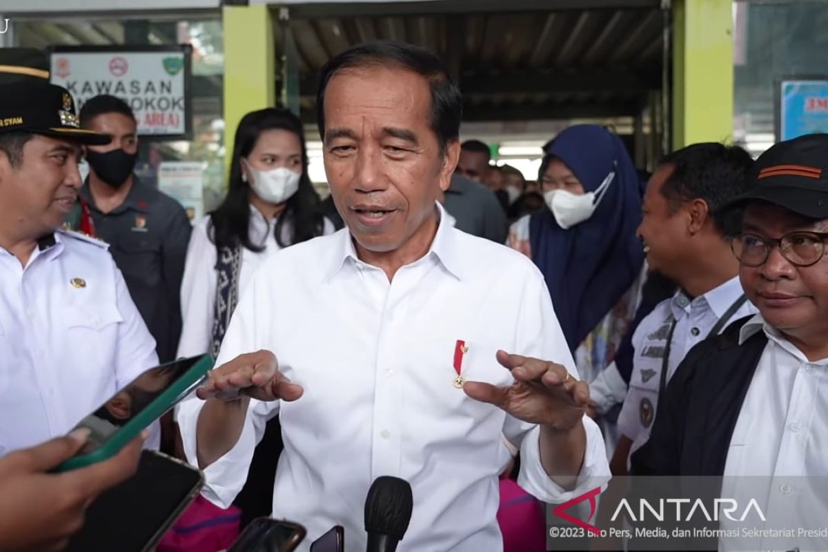 Jokowi reviews staple goods' supplies, buys chilies at Tramo Market