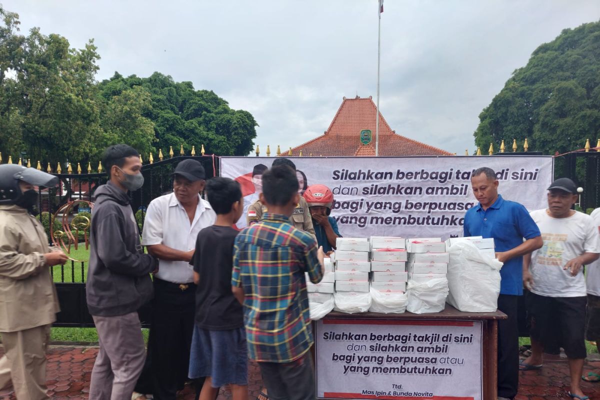 Pemkab Trenggalek bagikan makanan gratis untuk berbuka puasa