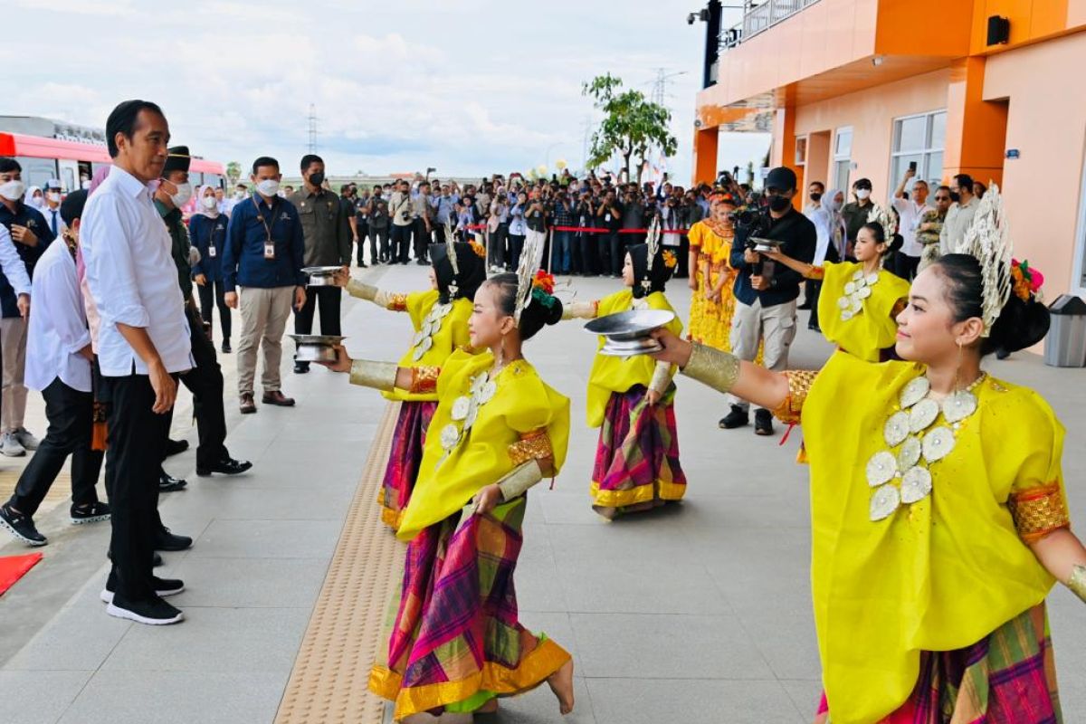 Presiden Jokowi disambut tiga tarian khas Sulsel saat tiba di Rammang-Rammang Maros